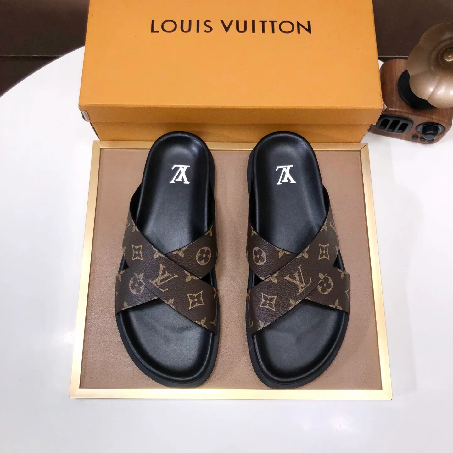 Men's shoes 💰400💰 [Louis Vuitton LV slippers] (high-end cowhide) counter 1:1 fashion style, a must-have for summer! The designer used LV’s iconic outsole. The original simple slippers instantly become fashionable! The upper is made of flexible special cowhide leather straps alternately, and the workmanship is exquisite! A must-have for stylish men in summer, size 38-45 (45 customized)
